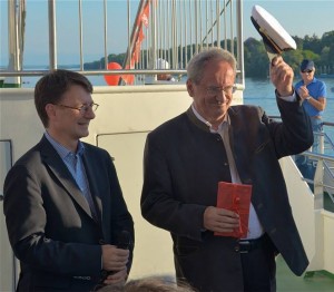 Der oberste Steuermann Christian Ude bei den Seeheimern an Bord - mit Tim Weidner (li.)